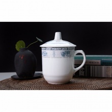 玉柏陶瓷会议杯 杯口7.9cm 高14cm 青花边 白色